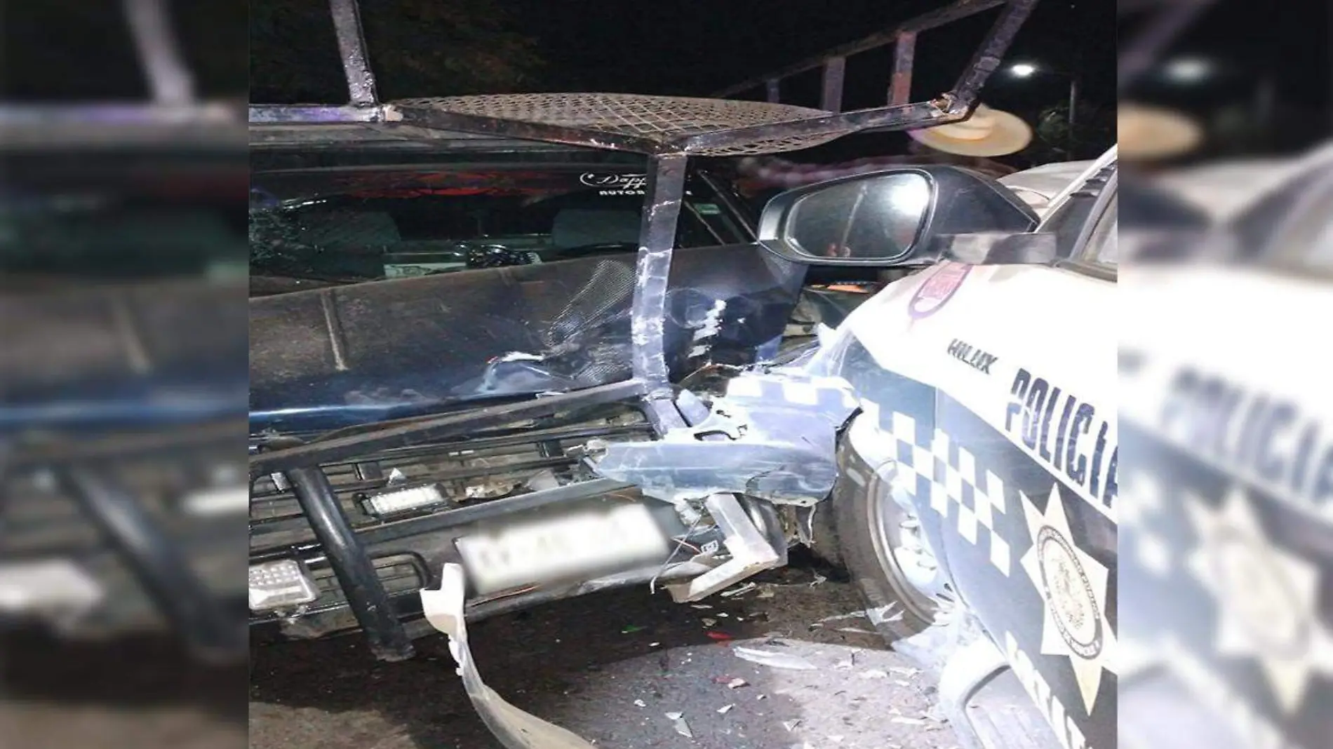 Patrulla choca de frente contra camioneta